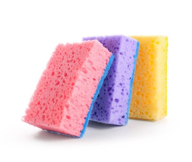 Beyaz arkaplanda süngerleri temizle