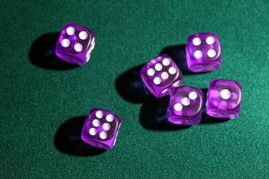 Yeşil arkaplanda mor oyun zarları