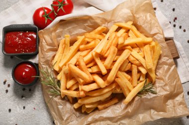 Biberiyeli patates kızartması, domates ve arka planda ketçap.