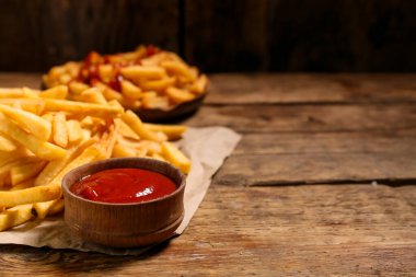 Lezzetli patates kızartması ve bir kase ketçap.