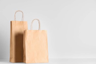 Beyaz arkaplanda farklı kese kağıtları