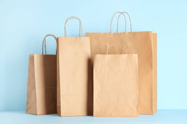 Mavi arkaplanda farklı kese kağıtları