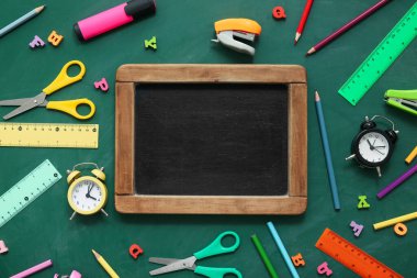 Yeşil tahtası olan farklı okul kırtasiyesi.