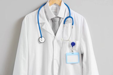 Üzerinde steteskop ve rozet olan doktor üniforması.