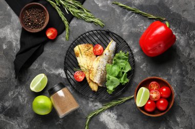 Lezzetli pişmiş deniz kabuğu balığı, marul, otlar, sebzeler ve gri grunge arka planda limon ile ızgara.