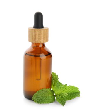 Beyaz arkaplanda izole edilmiş bir şişe nane yağı, yakın plan.
