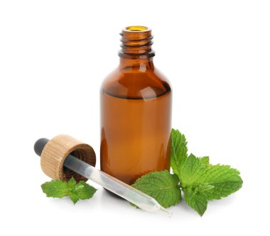 Beyaz arka planda izole edilmiş bir şişe taze nane yağı, yakın plan.