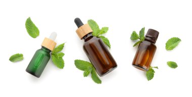 Beyaz arka planda izole edilmiş nane esanslı yağ şişeleriyle bileşim, yakın plan