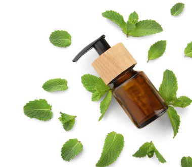 Beyaz arka planda izole edilmiş nane esanslı yağ şişesi bileşimi, yakın plan