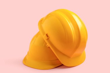 Pembe arkaplanda sert şapkalar, yakın plan