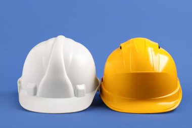 Mavi arkaplanda sert şapkalar, yakın plan