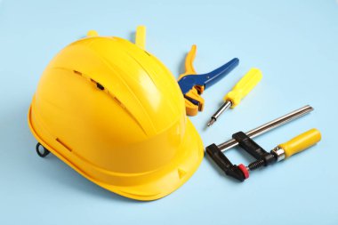 Mavi arkaplanda sarı başlık ve inşaat araçları