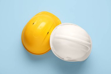 Mavi arka planda beyaz ve sarı başlıklar