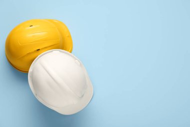 Mavi arka planda beyaz ve sarı başlıklar