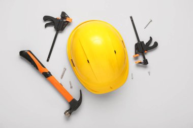 Beyaz arka planda çekiç, kıskaç, vida ve cıvatalı sarı başlık