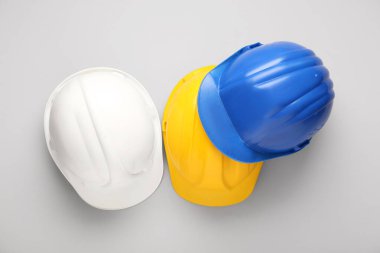 Beyaz arkaplanda renkli başlıklar