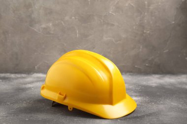 Gri grunge arka planında sarı başlık