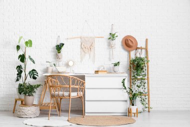 İş yeri, merdiven ve ev bitkileriyle birlikte ofis içi