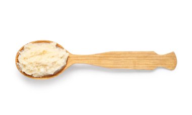 Beyaz arka planda yabanturpu soslu ahşap kaşık