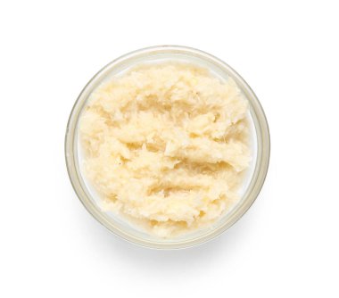 Beyaz arka planda yabanturpu soslu kase