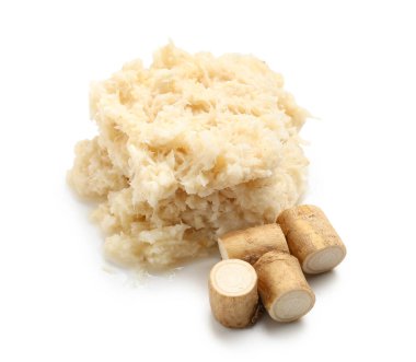 Beyaz arkaplanda kök salan yabanturpu sosu