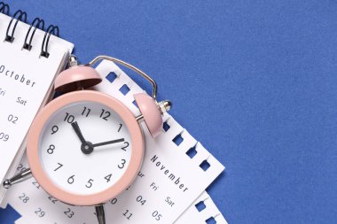 Mavi arkaplanda alarmlı saat takvimi