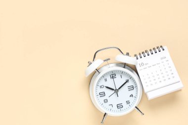 Bej arkaplanda alarmlı saat takvimiName