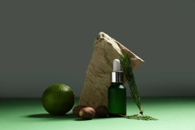 Yeşil arka planda gerekli yağ, dekoratif taş ve kireç içeren kompozisyon, yakın plan.