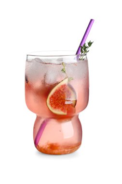 Beyaz arka planda kekik olan bir bardak lezzetli incirli limonata.