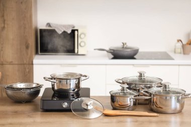 Mutfaktaki mini ocakta kaynar suyla demlik pişirmek.