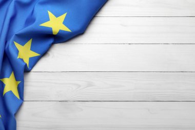 Hafif ahşap zemin üzerinde Avrupa Birliği bayrağı