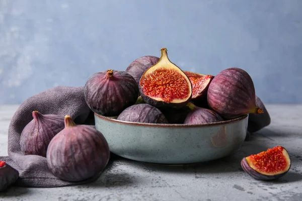 Gri tablo tarih temiz olgun incir ile kase