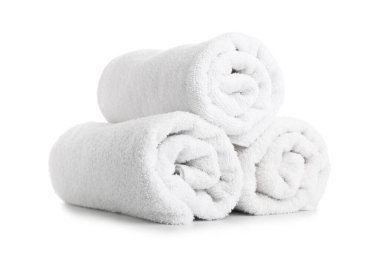 Temiz rulo havlular beyaz arka planda izole, yakın plan