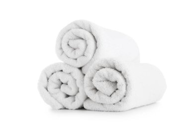 Beyaz arka planda izole edilmiş temiz yumuşak rulo havlular, yakın plan