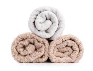 Beyaz arka planda izole edilmiş farklı temiz havlular, yakın plan.