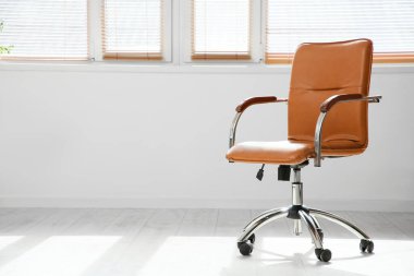 Ofis kahverengi sandalyesi odanın penceresinin yanında, yakın plan.