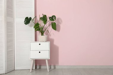 Pembe duvarın yanındaki çekmeceleri katla.