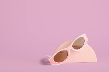 Leylak arkaplanda şık güneş gözlükleri ve sıva kürsüsü