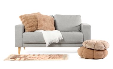 Beyaz arka planda izole edilmiş kanepe, puf ve halı, yakın plan