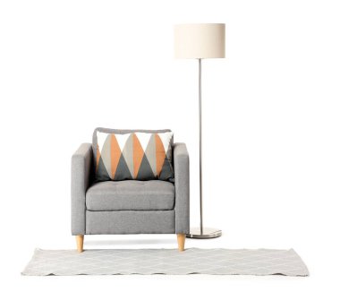 Koltuk, lamba ve halı beyaz arkaplanda izole edilmiş.