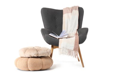 Poufs, ekose ve kitap ile koltuk beyaz arka planda izole, yakın çekim