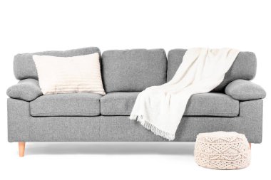 Rahat kanepe ve pouf beyaz arka planda izole, yakın çekim