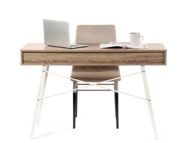 Modern dizüstü bilgisayarı ve beyaz arka planda izole edilmiş çay fincanı olan rahat bir iş yeri.