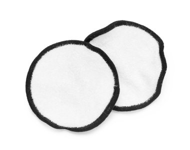 Yeniden kullanılabilir pamuk pedler beyaz arkaplanda izole edilmiş, yakın plan