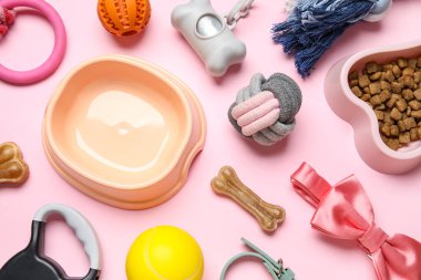 Sarı arka planda kase ve hayvan aksesuarları olan kompozisyon, yakın plan.