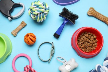 Mavi arka planda kuru hayvan mamaları ve aksesuarları olan bir kase.