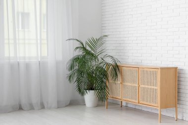 Oturma odasının iç tarafındaki pencerenin yanındaki çekmeceler.