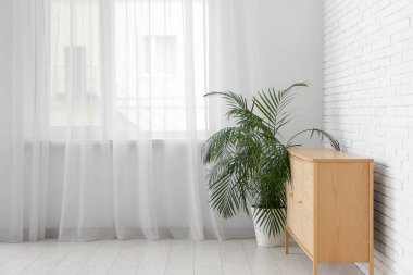 Oturma odasının iç tarafındaki pencerenin yanındaki çekmeceler.