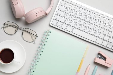 Klavye, kulaklık ve beyaz arka planda bir fincan kahve ile kompozisyon, yakın plan