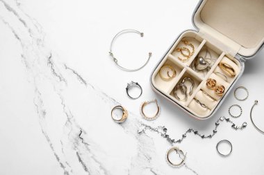 Mermer arka planda şık mücevherleri olan bir organizatör